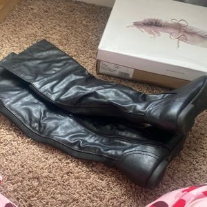 Black size 7 writer boots above the knee